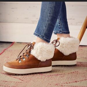 Koolaburra by Ugg Tynlee Lace-Up Boots Booties